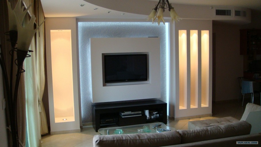 Стеклянная стена в гостиной