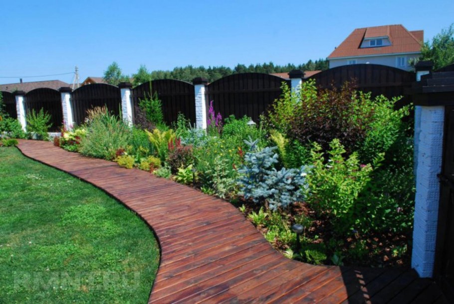 Клумба вдоль забора