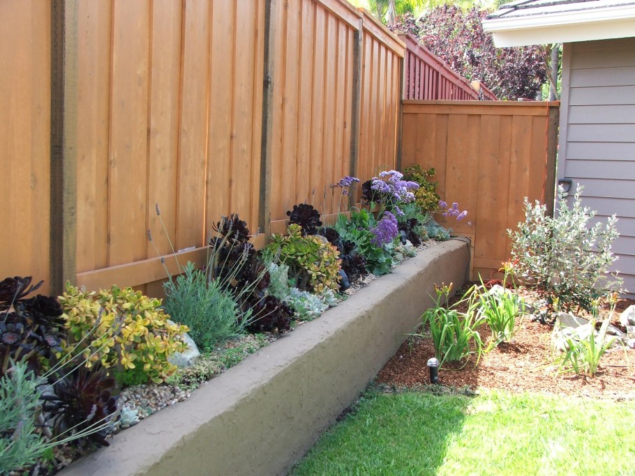 Высокая клумба вдоль забора