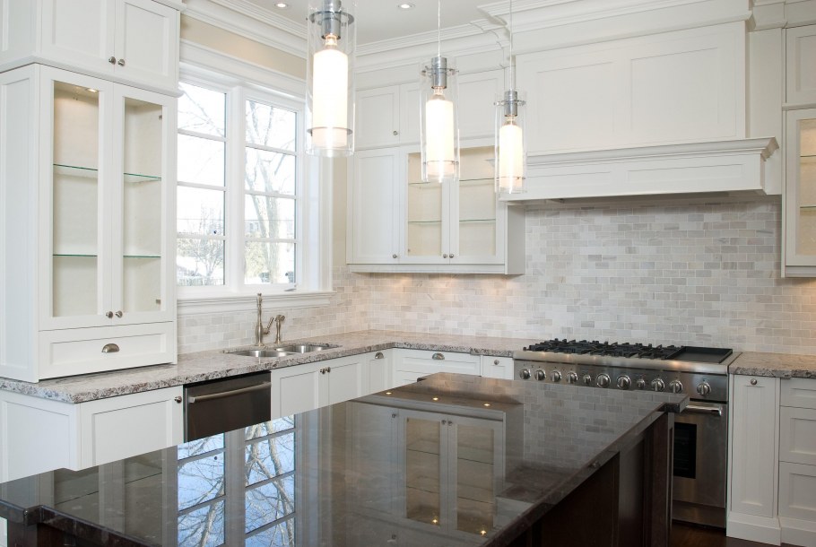 Белая кухня с белым камнем и зеркалом