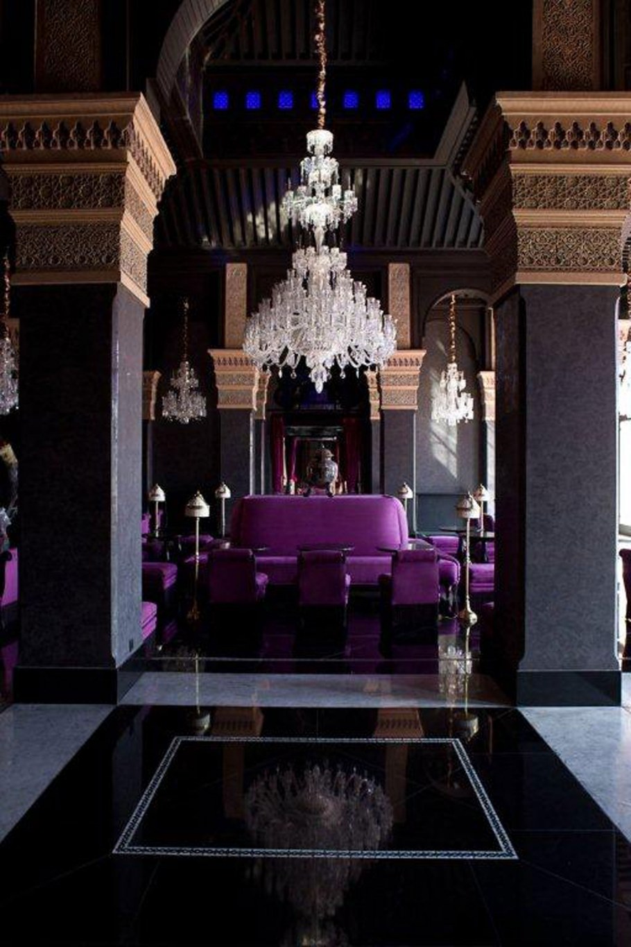 Ресторан в фиолетовых тонах