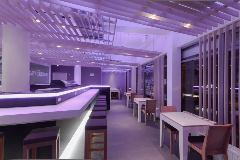 Сиреневые стены ресторана