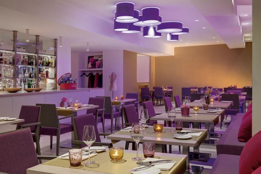 Ресторан в фиолетовых тонах