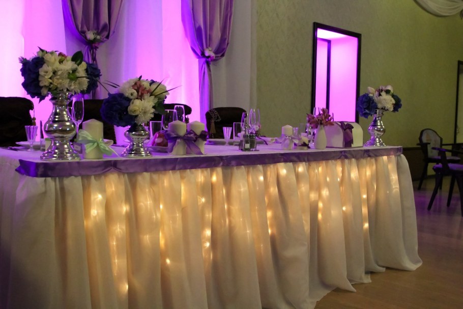 Украшение зала в сиреневом цвете