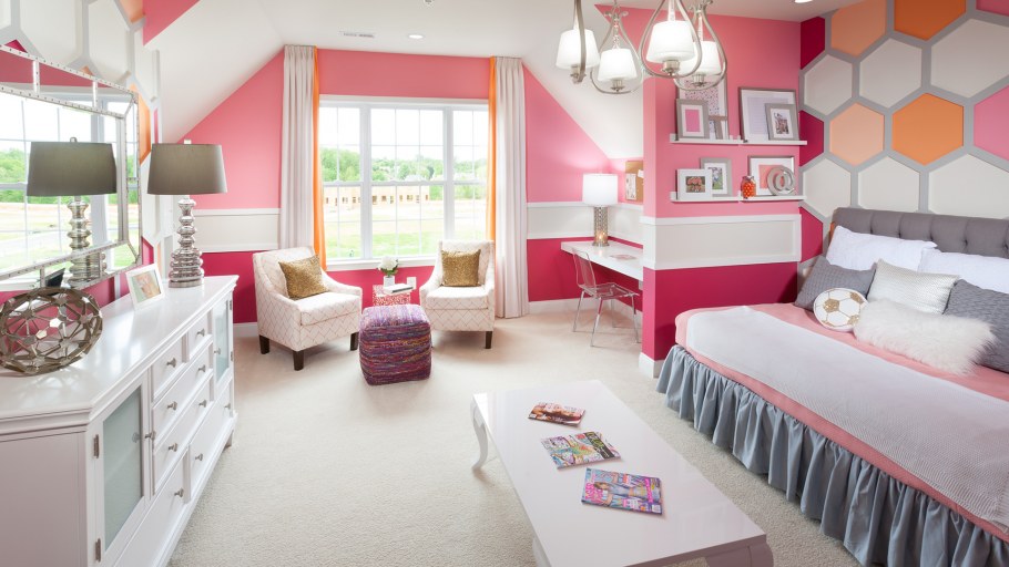 Яркая комната для девочки подростка