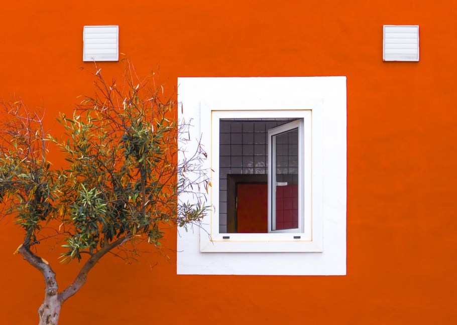 Зеленый дом с оранжевыми окнами