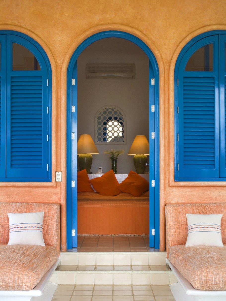 Голубой и терракотовый в интерьере