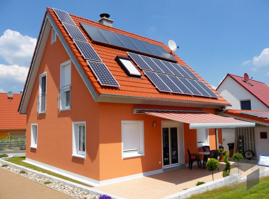 Оранжевый дом с коричневой крышей