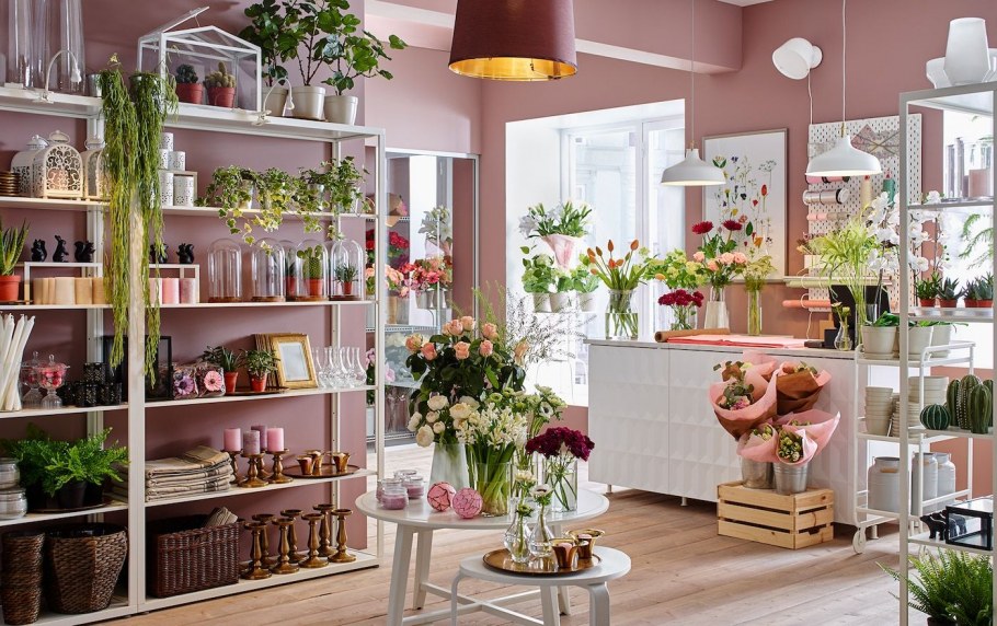 Цветочные стеллажи в интерьере