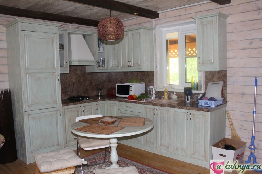 Планировка кухни с гостинной в деревенском доме