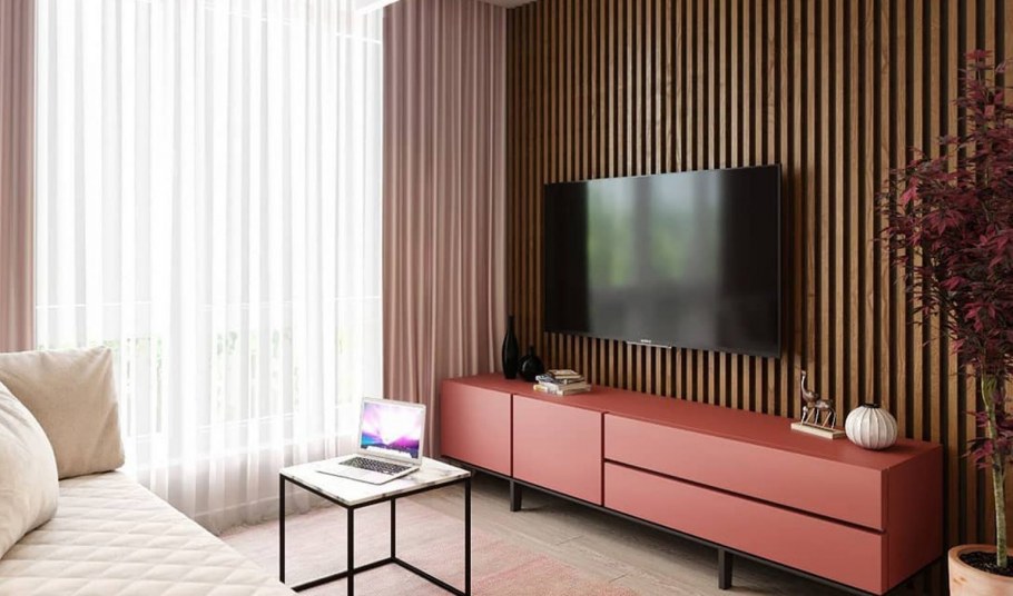 Рейки на стене с телевизором