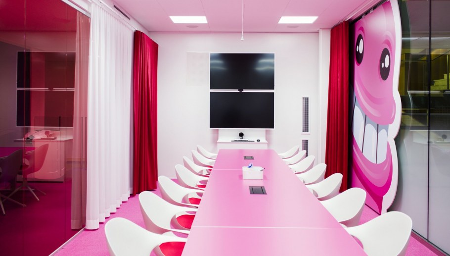 Розовый интерьер кабинет