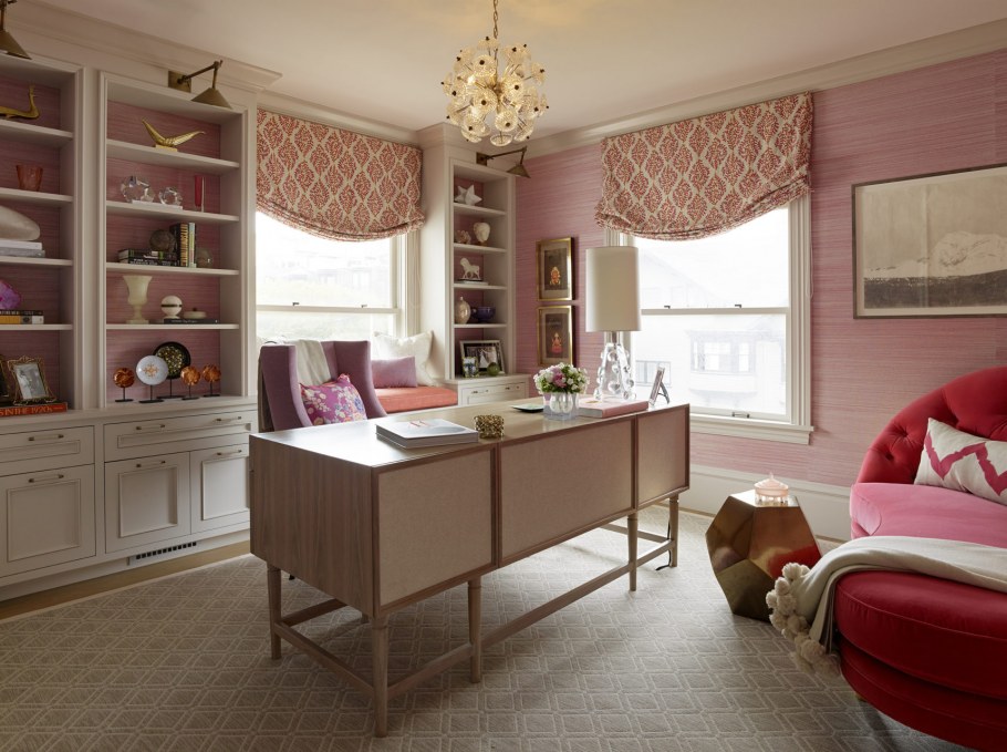 Кабинет в розовых тонах
