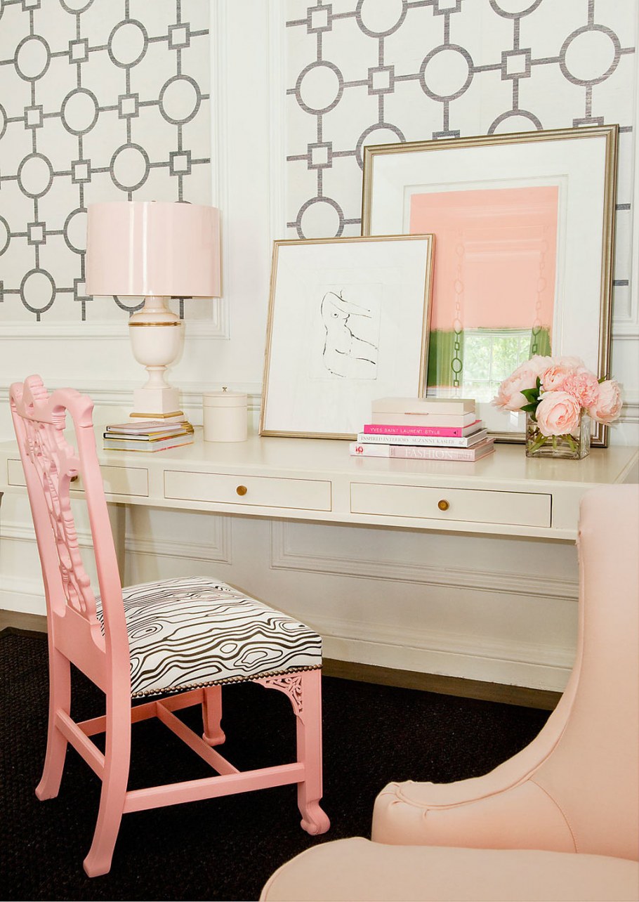 Фото женский уголок в комнате с розовыми обоями