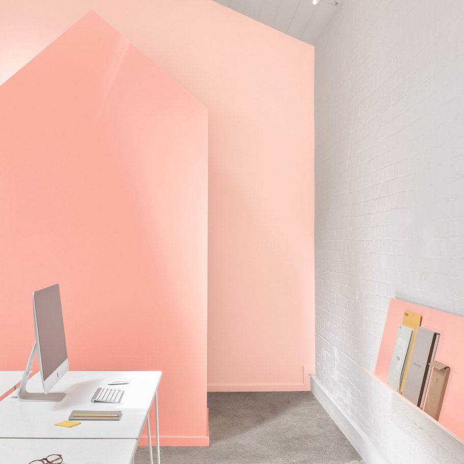 Персиковый цвет стен в офисе