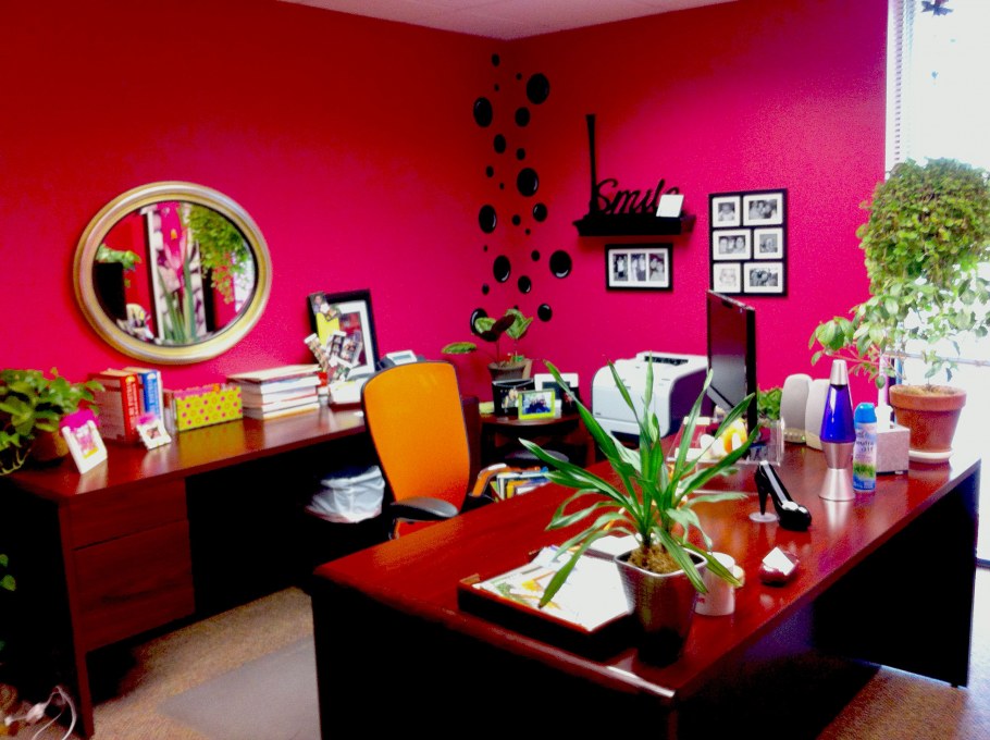 Кабинет с розовыми стенами