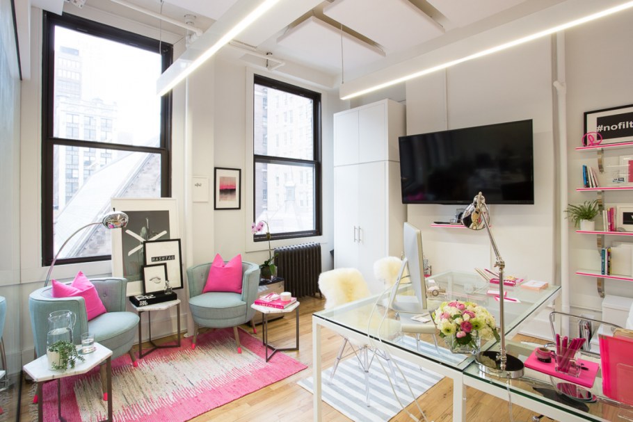 Интерьер офиса в розовых тонах