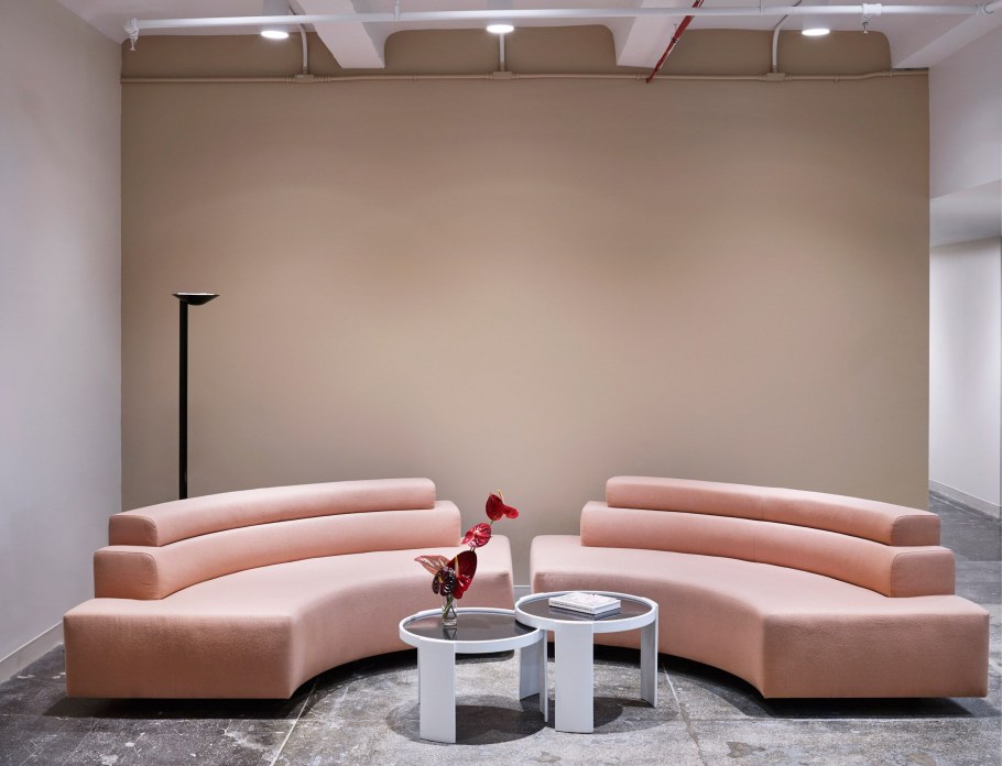 Розовый офис интерьер