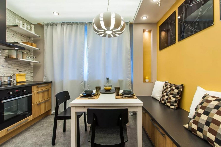 Обеденная зона с диваном