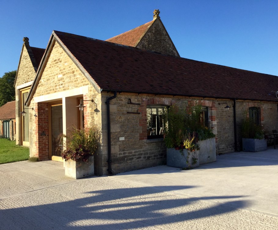 Здания из черного кирпича