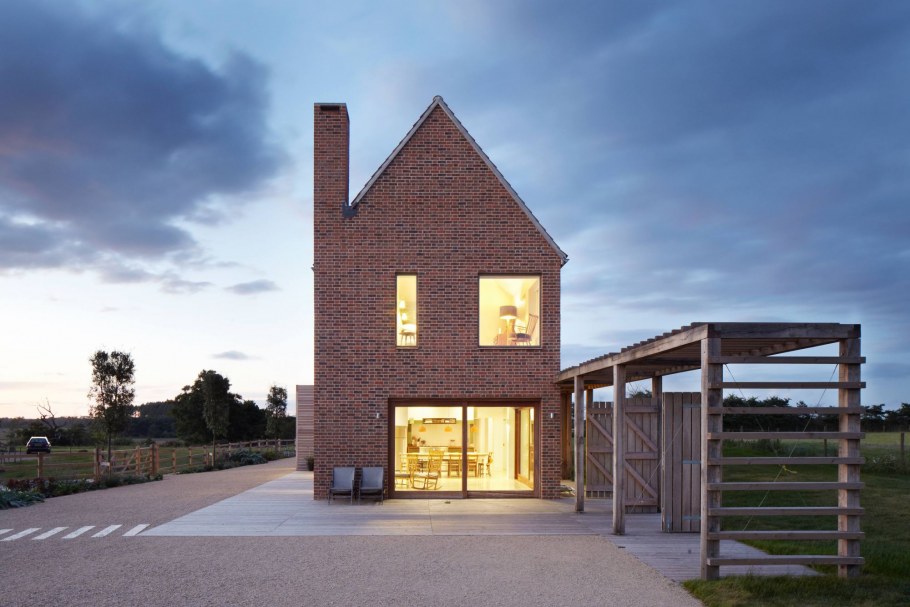 Дом в стиле американского амбара красный