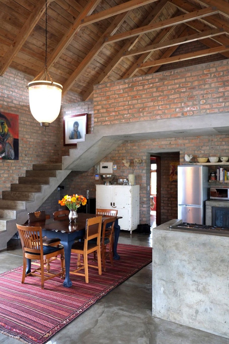 Кирпич и дерево в интерьере кухни