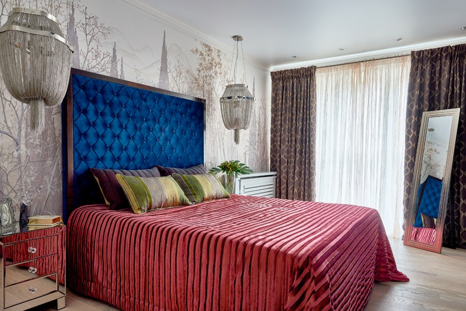 Синяя бархатная кровать