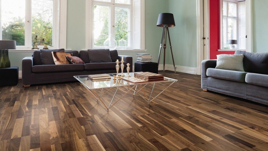 Цвет американский орех и бежевые обои