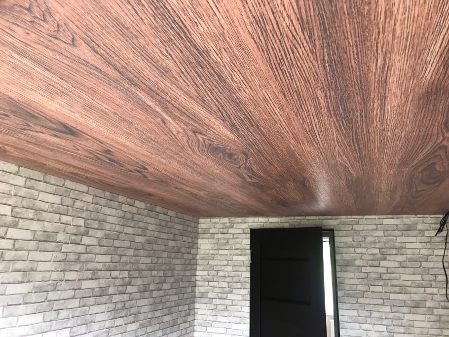 Натяжной потолок имитация дерева