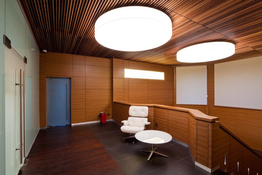 Потолок из деревянных реек