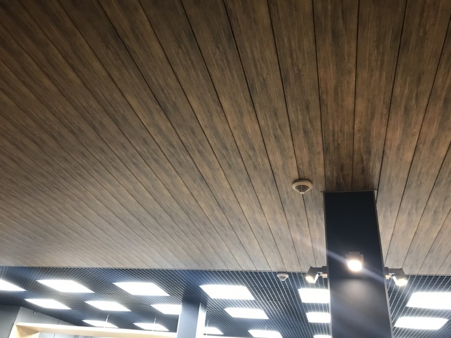 Фактурные натяжные потолки под дерево