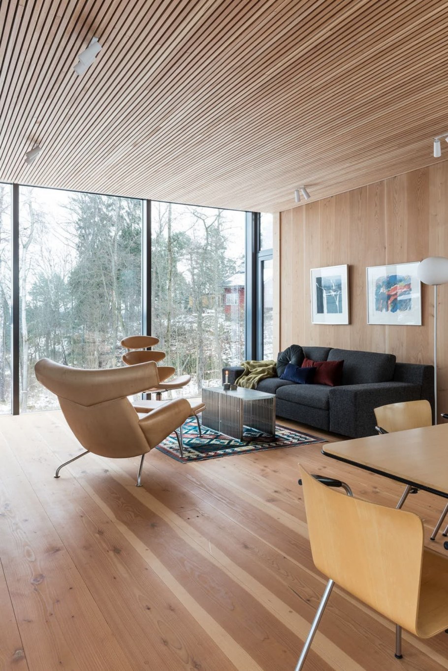 Отделка потолка деревом