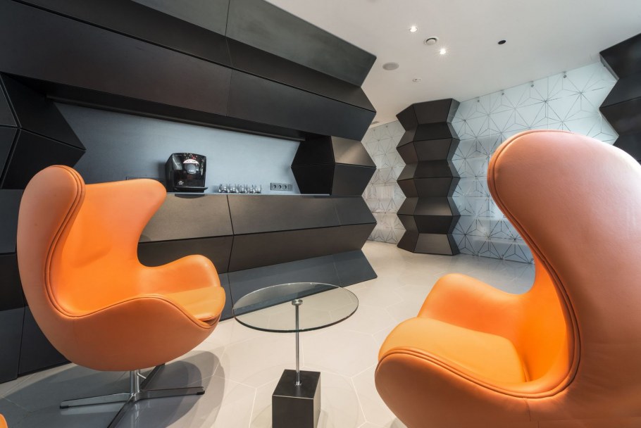 Кресла в интерьере Хай-тек