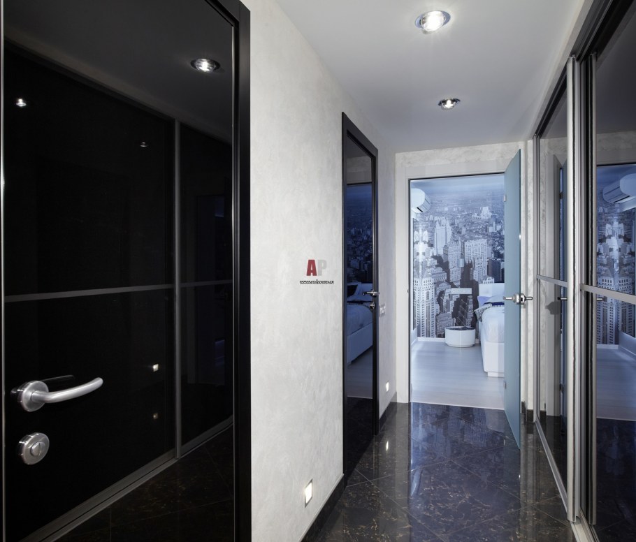 Интерьер коридора с черными дверями