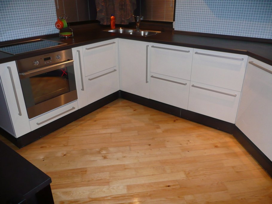 Плинтус под кухонный гарнитур