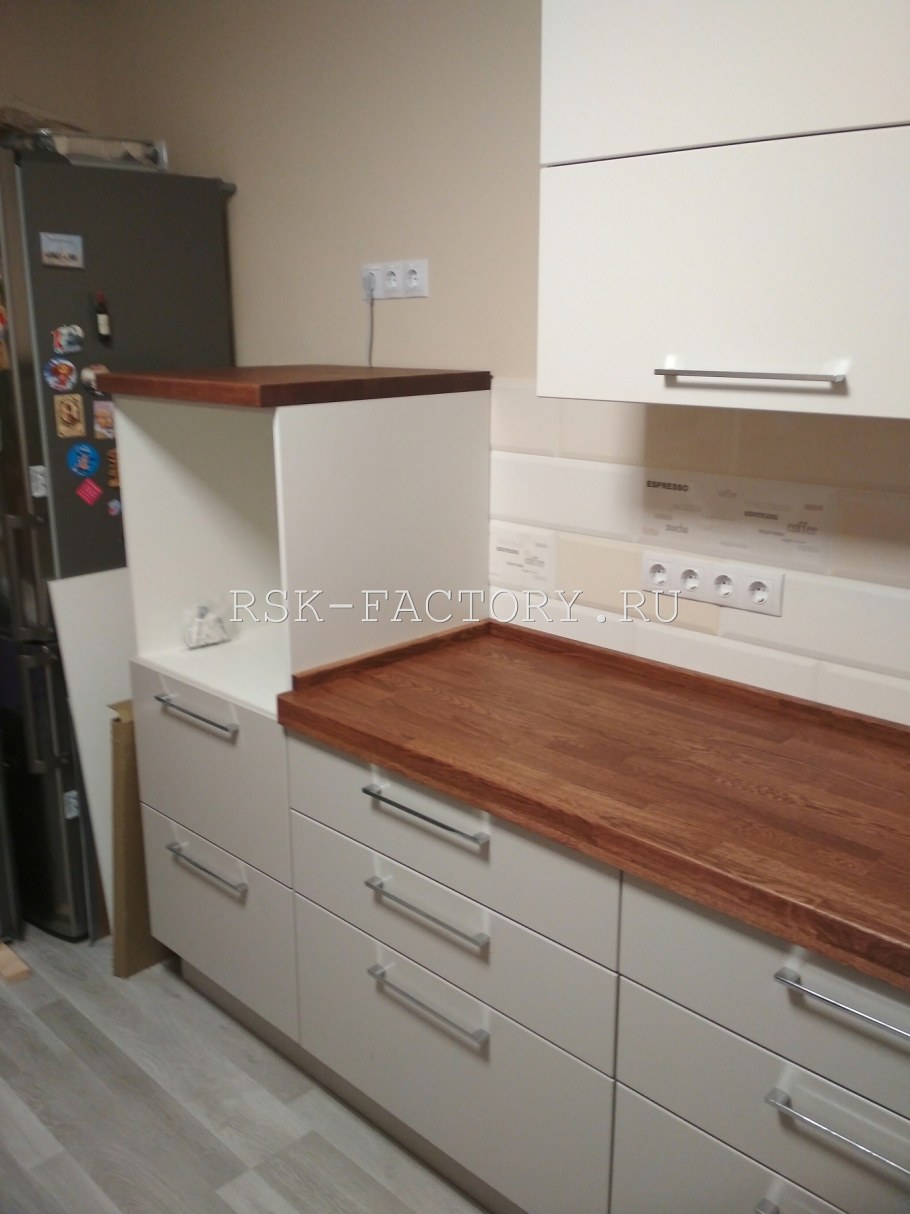 Белая кухня со столешницей венге