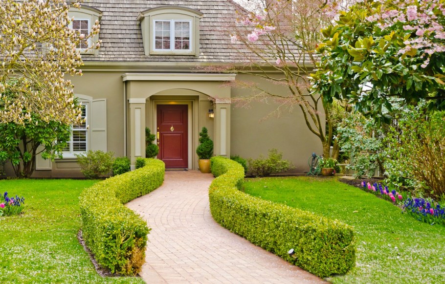 Красивые лужайки перед домом