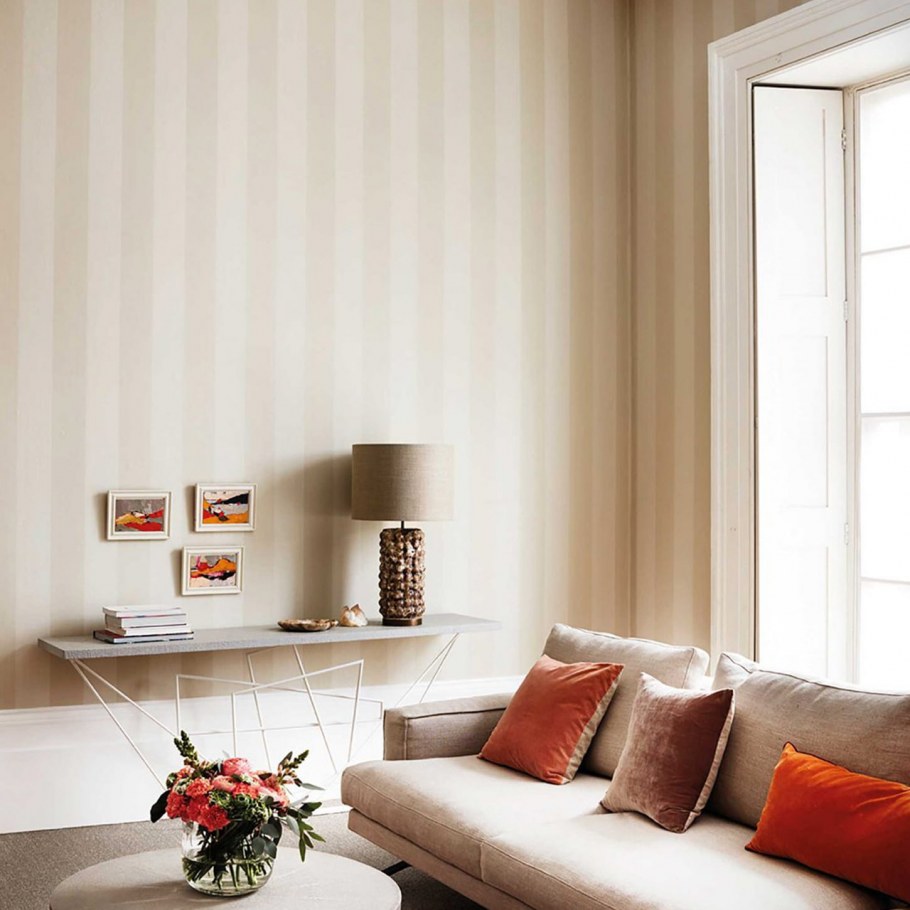 Обои в полоску для стен в интерьере