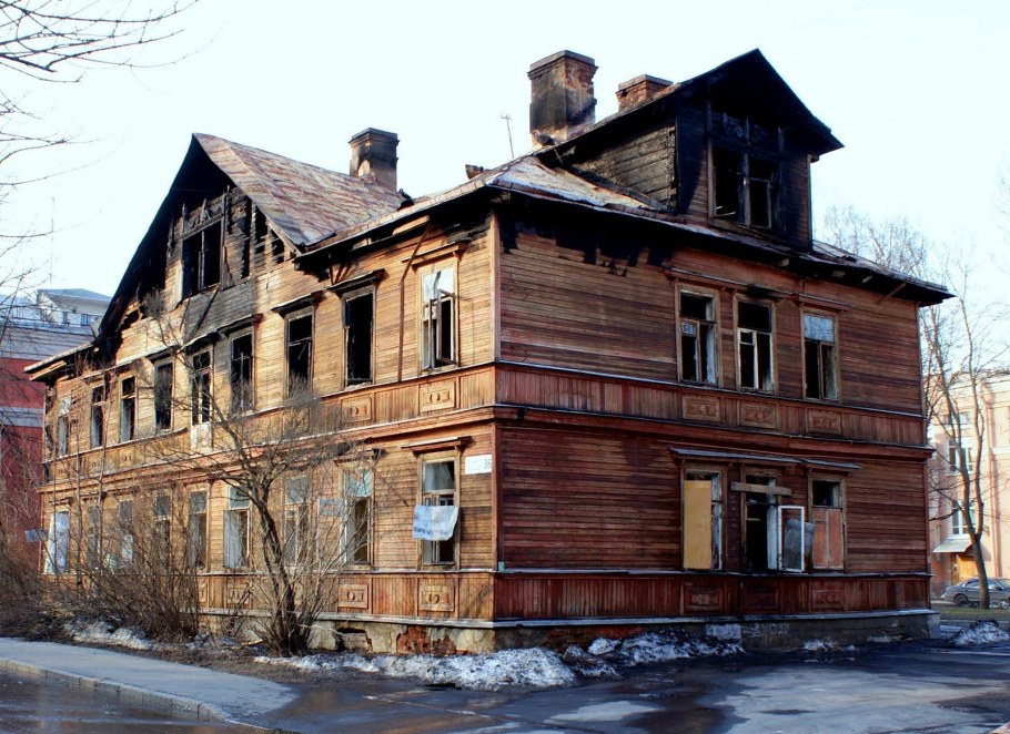 Старинный деревянный двухэтажный дом