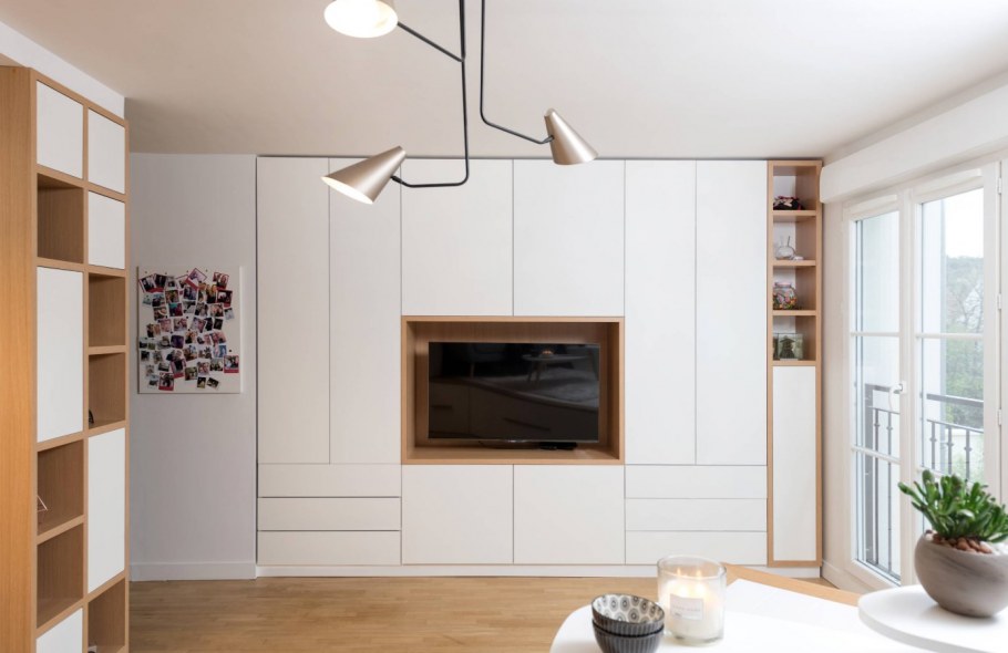 Шкаф во всю стену с телевизором