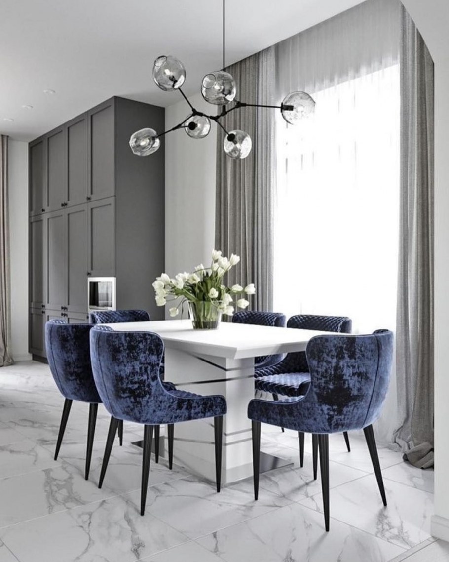 Обеденный стол в стиле неоклассики