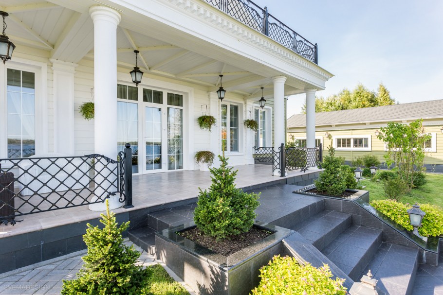 Открытая терраса в классическом стиле