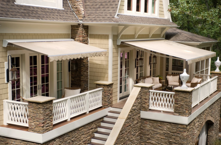 Дом с крыльцом и балконом