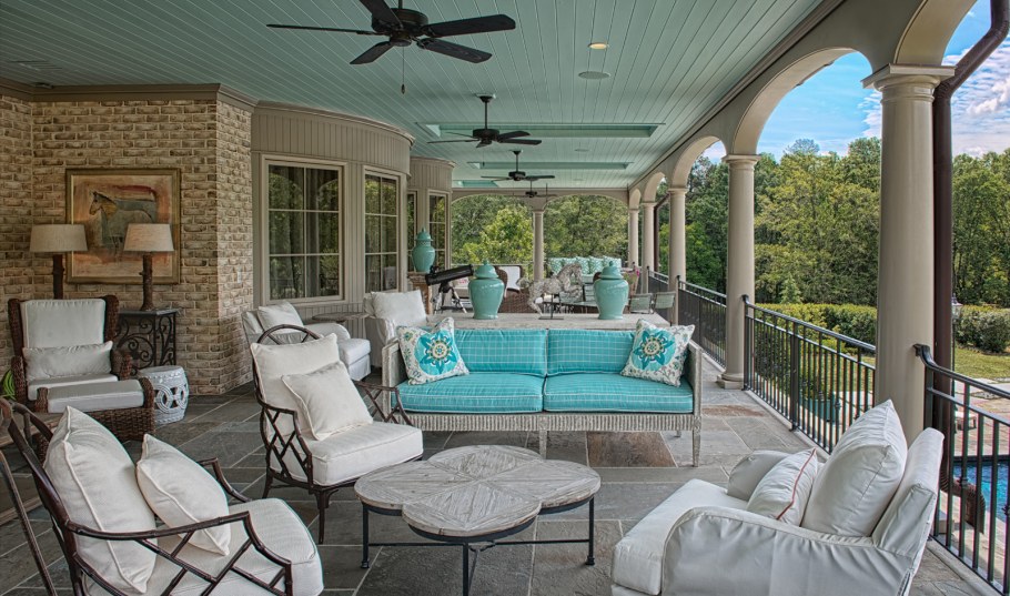 Открытая терраса в классическом стиле