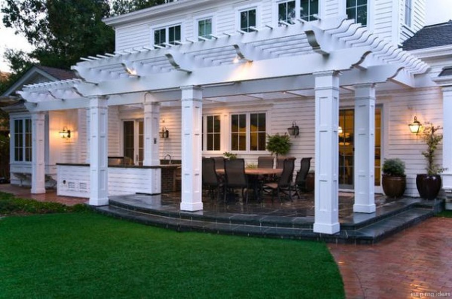 Красивая терраса с колоннами