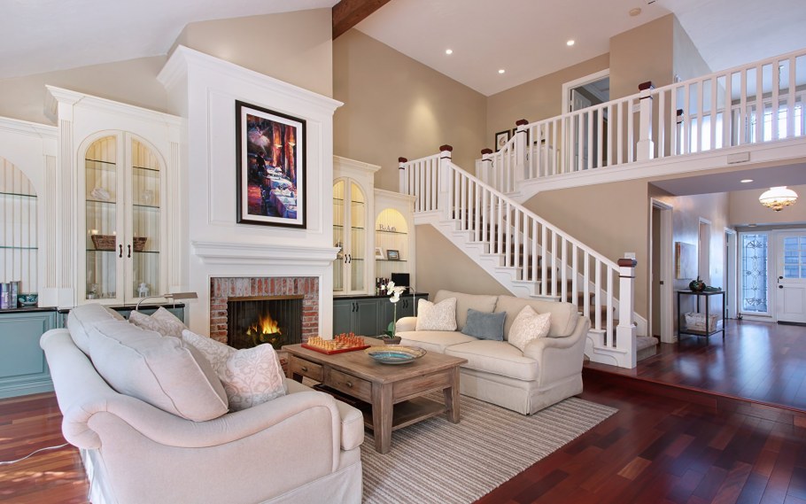 Гостиная с лестницей и камином