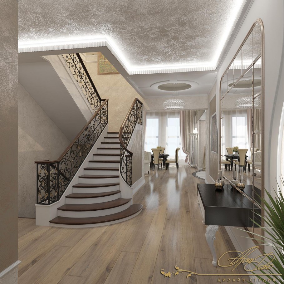 Потолок в холле с лестницей