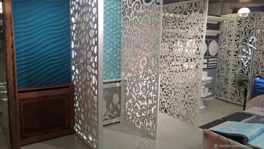 Ажурная перегородка в комнате
