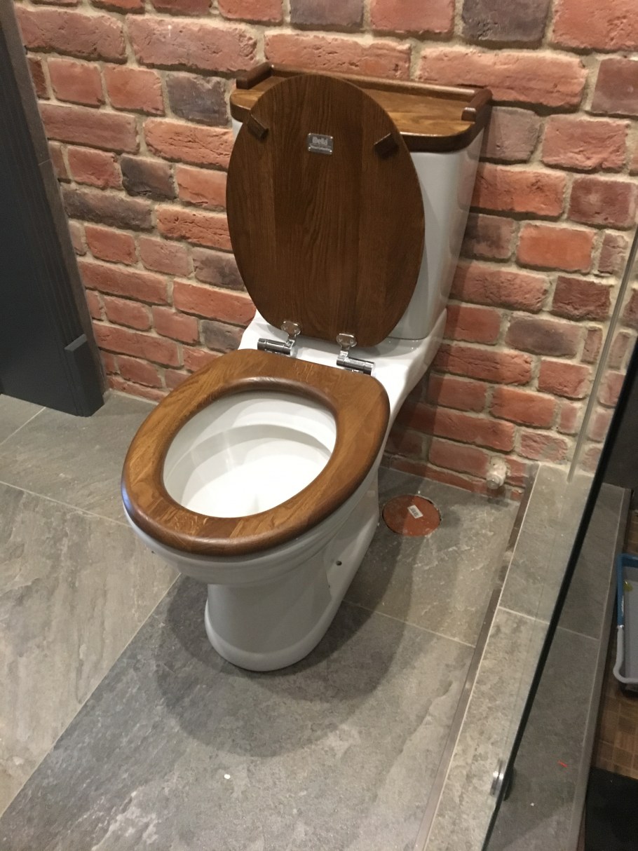 Эммануэль туалет на беде