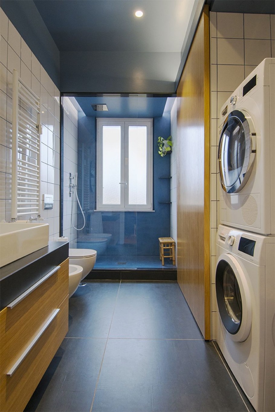 Узкая ванная комната со стиральной машиной
